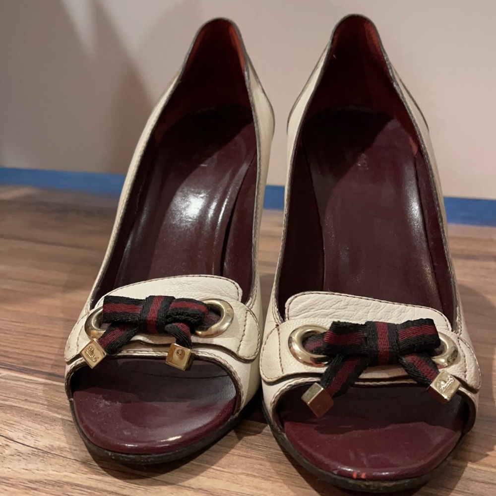 Vintage Gucci White and Red heels with bow